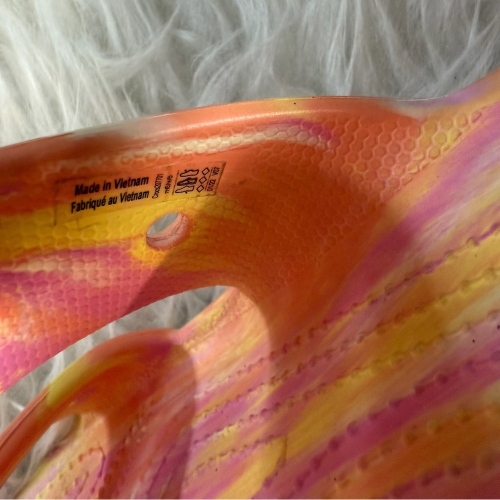 CROCS Women’s Size 8/Men’s Size 6 Two Strap Marbled Sandals - Picture 2 of 10